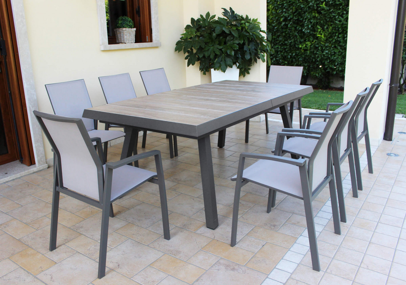 Tavolo allungabile moderno da esterno , tavoli allungabili da esterno, tavolo in gres, arredo giardino Bergamo, Rota Commerciale Bergamo, Giardinaggio Bergamo, ARREDO GIARDINO TAVOLI DA GIARDINO , TAVOLI DA GIARDINO IN GRES, tavolo da giardino, tavolo da giardino allungabile in gres, tavolo da giardino allungabile